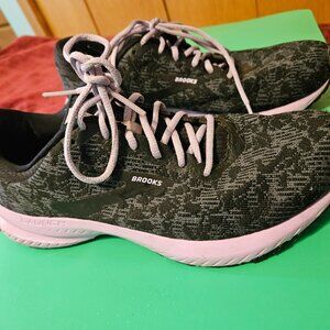brooks launch womans size 7.5 black/lavander running shoe